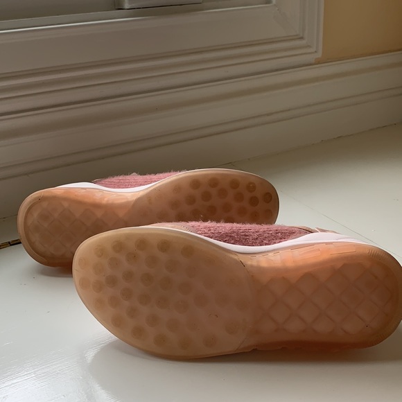 Chanel interlocking CC logo sneakers 💗 - Picture 10 of 11